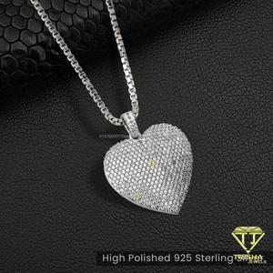 Colgante de Corazón en Plata de Ley con Incrustaciones de Piedras Detalladas y Estilo Elegante - Product Image 4