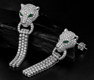 Pendientes Colgantes de Pantera con Ojos Verde Esmeralda, Elaborados en Plata de Ley 925 con Brillantes Diamantes Redondos CVD de Laboratorio - Product Image 1