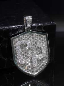 Pendentif personnalisé en forme de bouclier avec initiale, en argent sterling 925, serti de pierres, émeraude taille ronde, style Hip Hop, conception OEM - Product Image 3