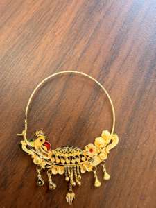 แหวนจมูกทองคำแท้ 22k แบบอินเดียสำหรับงานแต่งงาน เครื่องประดับเจ้าสาว นาท ลายดอกไม้เคลือบสีรูปนกยูง ดีไซน์ห่วงขนาดใหญ่ พร้อมสายเจาะ - Product Image 4