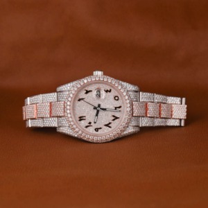 Montre de luxe sportive personnalisée Vanguard VVS Moissanite en argent, entièrement sertie de pierres, boîtier tonneau incurvé, avec indicateur Cyber Baguette et maillons - Product Image 1