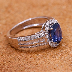 Bague de fiançailles en or blanc 18 carats avec halo de saphir bleu ovale naturel |   Bijoux fins avec accents de diamants, cadeau pour femmes - Product Image 3