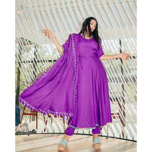 Hermoso Conjunto de Traje de Satén Violeta Talla XS con Diseño de Bordado Gotta - Product Image 1