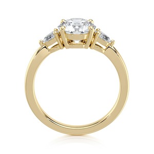 Anillo de Compromiso con Diamante Cultivado en Laboratorio de 5.50 Quilates, Corte Redondo, con Piedras Laterales en Forma de Pera, Oro Amarillo, Tres Piedras, Joyería Personalizada OEM - Product Image 4
