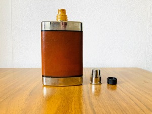 กระติกน้ำหนังและโลหะสไตล์วินเทจ ทนทาน เหมาะสำหรับใช้ในชีวิตประจำวันหรือใช้เป็นครั้งคราว ใส่น้ำมะนาวสดหรือน้ำดีท็อกซ์ได้ - Product Image 5