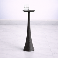 Table de bar sur pieds avec base conique haute et plateau surélevé, design compact, construction robuste, idéale pour les espaces de vie contemporains