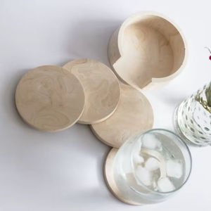 Juego de cuatro posavasos y soportes de Jesmonite hechos a mano, efecto mármol beige, decoración neutra para el hogar - Product Image 1