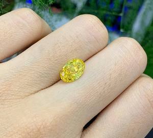 เพชรแล็บเกรด IGI รูปไข่ 1 กะรัต สีเหลืองสดใส แฟนซี ได้รับการรับรองจาก Luxira Jewels ผลิตด้วยวิธี CVD/HPHT พร้อมเจาะด้วยเลเซอร์สำหรับทำเครื่องประดับ - Product Image 1