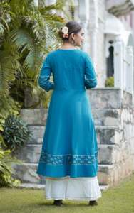 Colección de Verano: Anarkali y Kurta de Algodón con Estampado Floral e Ikat Dorado, Prendas Étnicas para Mujer de Secado Rápido y Protección Solar - Product Image 2