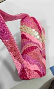 Sac à main rectangulaire rose fait main avec broderie perlée en polyester et accents coquillage, textile lavable - Product Image 3