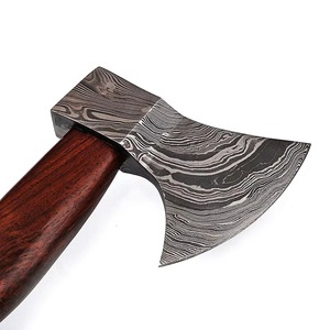 Hache en acier Damas forgée à la main avec manche en bois, pour la survie en plein air et la chasse. Hache en acier Damas à vendre à bas prix. - Product Image 6