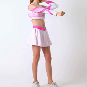 Uniformes de cheerleading rose et blanc entièrement personnalisés, de haute qualité, avec tailles et logos sur mesure, coupe confortable. - Product Image 4