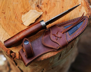 Cuchillo de caza artesanal de acero inoxidable con cómoda hoja curva hecha a mano y mango de madera Pakka, con funda de cuero. - Product Image 3