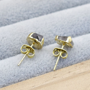 Boucles d'oreilles clous en diamant Herkimer naturel, sertissage à griffes électroplaqué, faites à la main, bijou cadeau pierre de naissance d'avril - Product Image 5