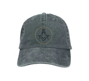 Gorra de béisbol deportiva de 5 paneles Master Mason Blue Lodge, negra y dorada, con punta, bordado de brújula cuadrada dorada, de algodón - Product Image 1