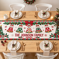 Chemin de table matelassé personnalisé pour Noël, chemin de table rectangulaire long avec nom de famille personnalisé pour la décoration de table de fête