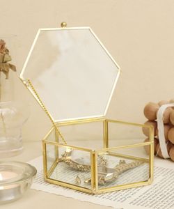 Boîte à bijoux moderne en métal et verre géométrique avec finition dorée pour accessoires cosmétiques et rangement de bijoux précieux - Product Image 1