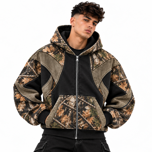 Veste à capuche personnalisée pour homme, camouflage Woodland, fermeture éclair intégrale, panneaux contrastants noirs, ourlet côtelé, streetwear outdoor B2B USA - Product Image 1