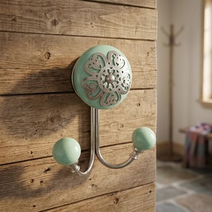 Patère murale vintage à motif floral avec boutons en céramique aqua, double patère métallique pour rangement de vêtements - Product Image 1