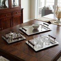 Plato de servir plateado martillado de diseño moderno, elegante tazón ovalado largo sobre una base de madera sólida. Perfecto para la decoración de mesas de lujo