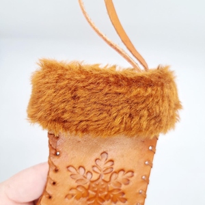 Adorno Navideño de Cuero Marrón con Borde de Piel Sintética Esponjosa, Diseño de Copo de Nieve Grabado y Asa para Colgar - Product Image 2