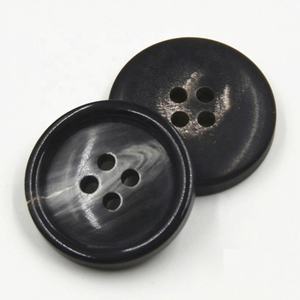 Boutons en corne ronds naturels polis à quatre trous, écologiques, faits à la main, fournitures artisanales modernes - Product Image 4