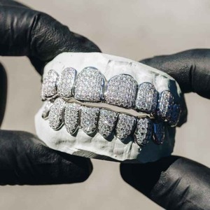 Grillz de Moissanita VVS de Lujo con Acabado Chapado en Oro, Calidad de Exportación, Ajuste Personalizado, Suministro Mundial Disponible - Product Image 2