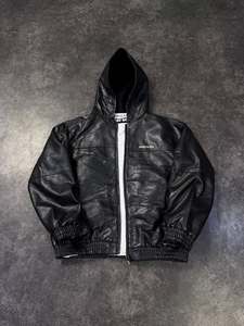 Chaqueta de Cuero Negra con Capucha Personalizada para Hombre, Tela de Cuero PU Suave de Primera Calidad, Impresión en el Pecho, Apliques Bordados Grandes en la Espalda - Product Image 1