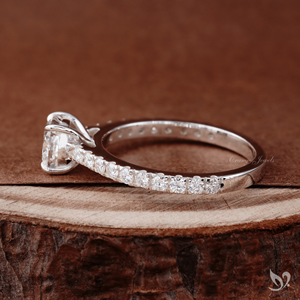 Anillo de Compromiso con Diamante Cultivado en Laboratorio, Corte Cojín, 1 Quilate, Banda Pavé Catedral, Oro Blanco de 10K, Aniversario, Boda, Lujo - Product Image 3