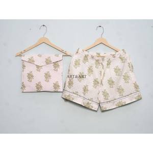Ensemble de pyjama d'été en coton doux et confortable à manches courtes, imprimé floral, respirant, léger et douillet pour femme, avec logo frontal - Product Image 2