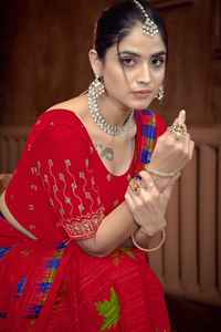 Blusa de un solo hombro de georgette de color liso, estilo tradicional, para uso casual, morada, elegante, ideal para bodas, para personas a la vanguardia de la moda. - Product Image 4