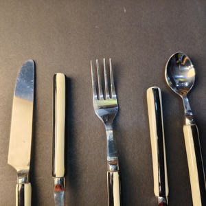 Ensemble de couverts minimaliste en émail crème, couverts modernes en acier inoxydable bicolore, design élégant, couteau, fourchette et cuillère à dîner - Product Image 4