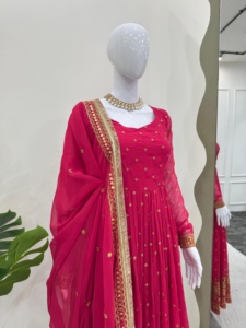 Elegante Salwar Kameez Moderno con Bordado de Lentejuelas y Dupatta Rojo para Boda, Moda FATEMA, Foux Georgette de Secado Rápido - Product Image 4