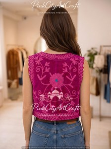 เสื้อโค้ทแบบไร้แขนสไตล์ราชสถานแบบดั้งเดิม ปักลายกำมะหยี่สีชมพูสุดหรู งานฝีมือประณีต ขายดีประจำปี 2026 - Product Image 3
