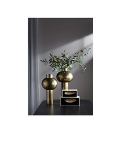 Precioso florero metálico diseñado para realzar las flores frescas y aportar un acento radiante a los espacios interiores. - Product Image 3