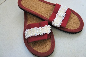 Sandalias de Fibra de Coco Roja con Correa de Perlas, Hechas a Mano, Ecológicas, Sostenibles y Resistentes a la Intemperie, Vigi Farm - Product Image 4