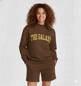 Ensemble contemporain pour femme avec col montant et short décontracté mi-cuisse et haut long - Product Image 1