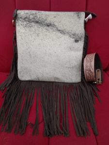 Bolso Bandolera Unisex de Cuero Vacuno Estilo Western con Diseño Floral Grabado a Mano, 20-36L, Impermeable, Antirrobo, Disponible en Stock - Product Image 1
