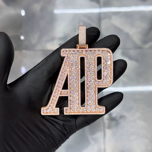 CONCEPTION Colgante de Letra Inicial con Diamante Moissanita VVS1, Chapado en Oro Rosa sobre Plata 925, Apto para Prueba de Diamantes - Product Image 1