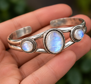 Bracelet manchette en argent avec pierre de lune arc-en-ciel, trois pierres précieuses à reflets bleus et design artisanal vintage - Product Image 1