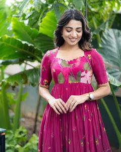 Vestido de una pieza con mangas a media longitud, cómodo, elegante y moderno, hecho con una mezcla de tela Chanderi, disponible en tallas M, L, XL, XXL. - Product Image 1