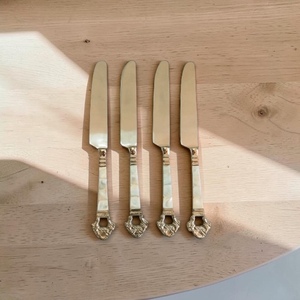 Ensemble de couteaux vintage en or avec manches en nacre pour la mise en table - Product Image 2