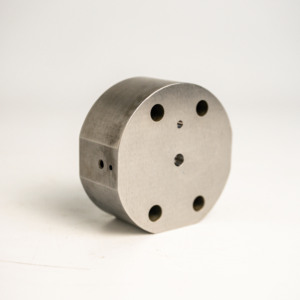 Bloque de Brida Redonda de Acero Inoxidable con Tratamiento de Superficie AMT VINA, Base Plana Facetada Mecanizada por CNC de Alta Precisión - Product Image 1
