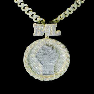 Pendentif poing surélevé serti de moissanite avec chaîne cubaine en or jaune, collier statement hip-hop - Product Image 4