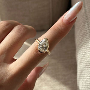 แหวนเพชรทรงลูกแพร์สำหรับผู้หญิง ทองคำแท้ 18K รับรองโดย GIA สไตล์คลาสสิก - Product Image 2