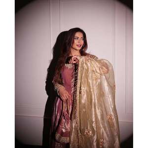 ชุดสูทผ้าซาตินสำหรับงานปาร์ตี้ ดีไซน์เนอร์ออกแบบ พร้อมงานปักเลื่อมและมุก สำหรับโอกาสพิเศษ - Product Image 1