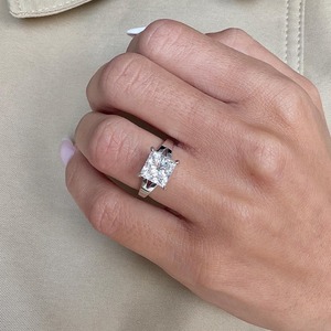 Bague de fiançailles en or massif 14 carats blanc (E) avec diamant de laboratoire taille princesse de 3 carats certifié IGI, solitaire à queue fendue - Product Image 1