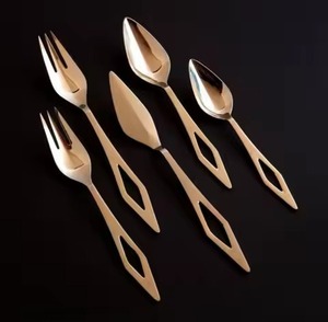 Ensemble de couverts en métal moderne, collection élégante de vaisselle en acier inoxydable pour des expériences culinaires contemporaines - Product Image 1