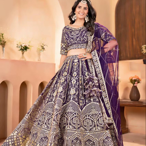 Lehenga Choli en Coton Élégant et Intemporel, Orné de Broderies Dorées Détaillées, à la Coupe Imposante, Idéal pour les Mariages Traditionnels - Product Image 1