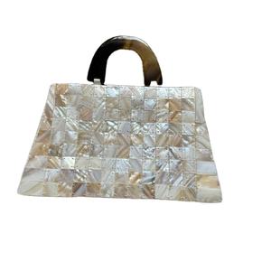 El mejor bolso de mano con incrustaciones de nácar a la moda en MOP blanco con cadenas para niñas y mujeres de Aaliyan Impex - Product Image 1